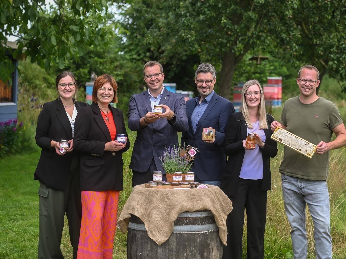 Zum Abschluss der Sommertour ging es nach Bedburg-Hau (v.l.): Fabienne van Lier und Brigitte Jansen (Wirtschaftsförderung Kreis Kleve), Stephan Reinders (Bürgermeister Gemeinde Bedburg-Hau), Marc Cattelaens (Wirtschaftsförderung Kreis Kleve), Irina Schultz (Wirtschaftsförderung Kreis Kleve) und Imker Timo Weitz. Foto: Wirtschaftsförderung Kreis Kleve/ MvO