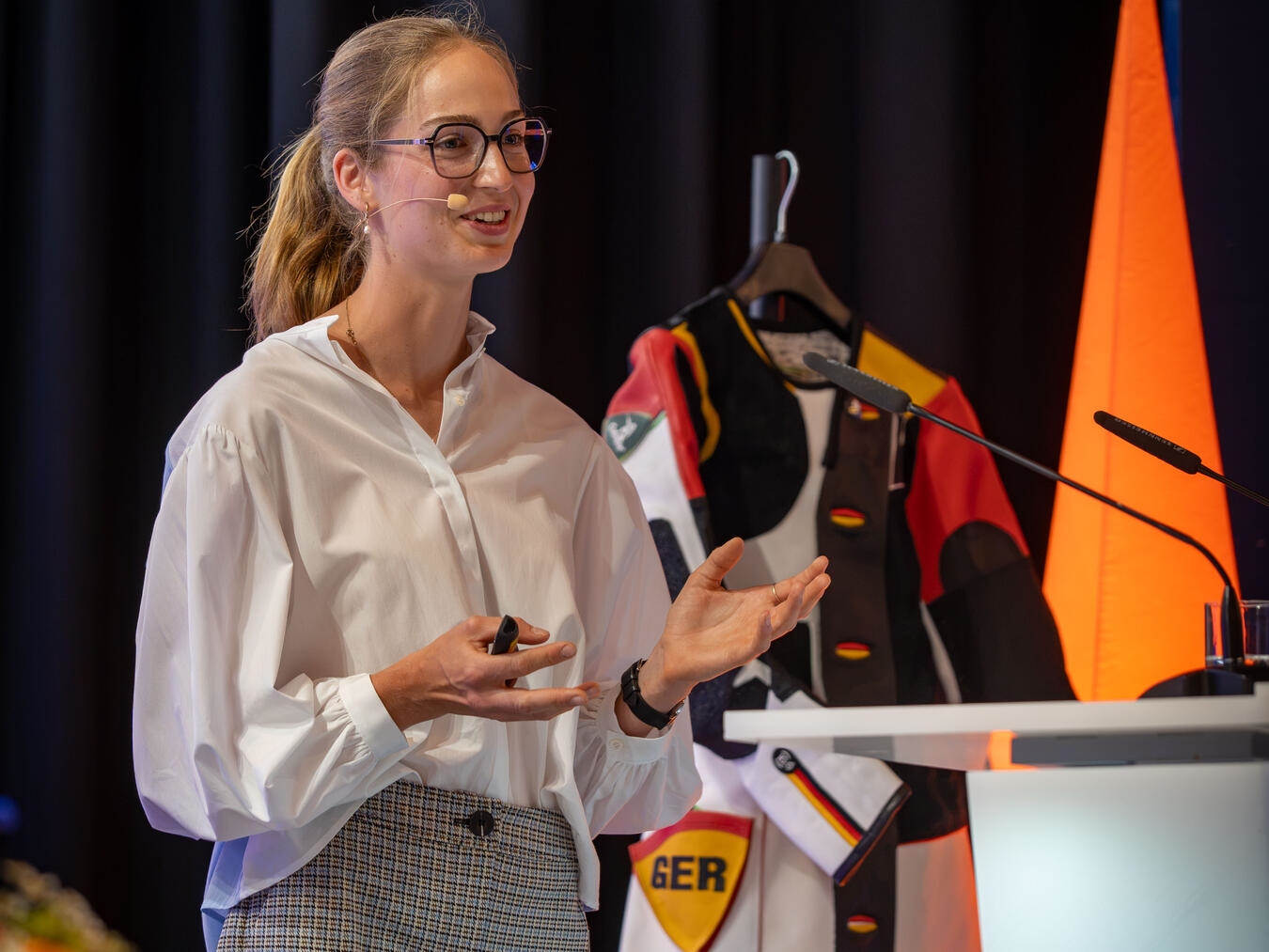 Anna Janssen aus Wetten hält Gastvortrag bei Versammlung, Sportschützin, Lokalbezug, Abschlussveranstaltung