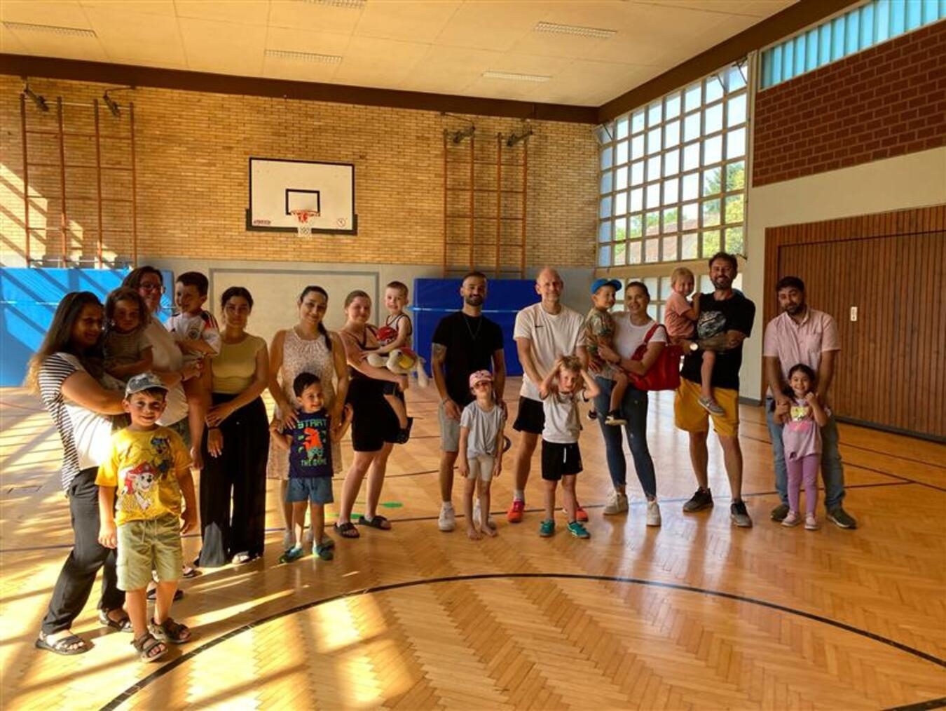 Zum Abschluss durften die Kinder Mama, Papa, Oma oder Opa mitbringen und gemeinsam turnen. Foto: Kiku Schatzinsel