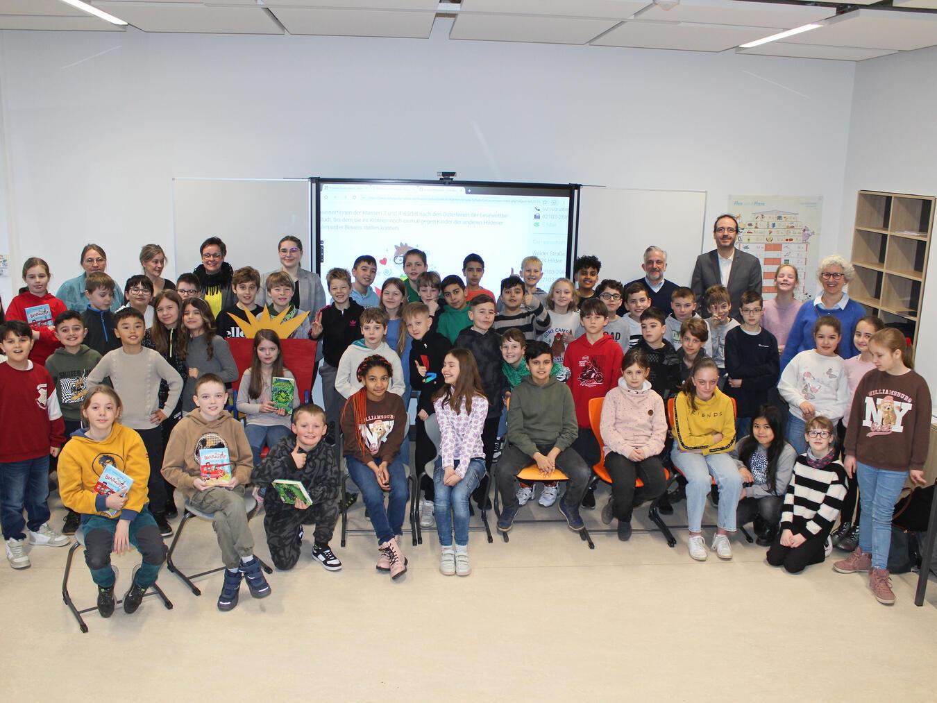 Zum Abschluss stand noch ein Gruppenfoto mit Vorlesern, Quizzern, Publikum und Jury auf dem Programm. NN-Foto: Thomas Langer