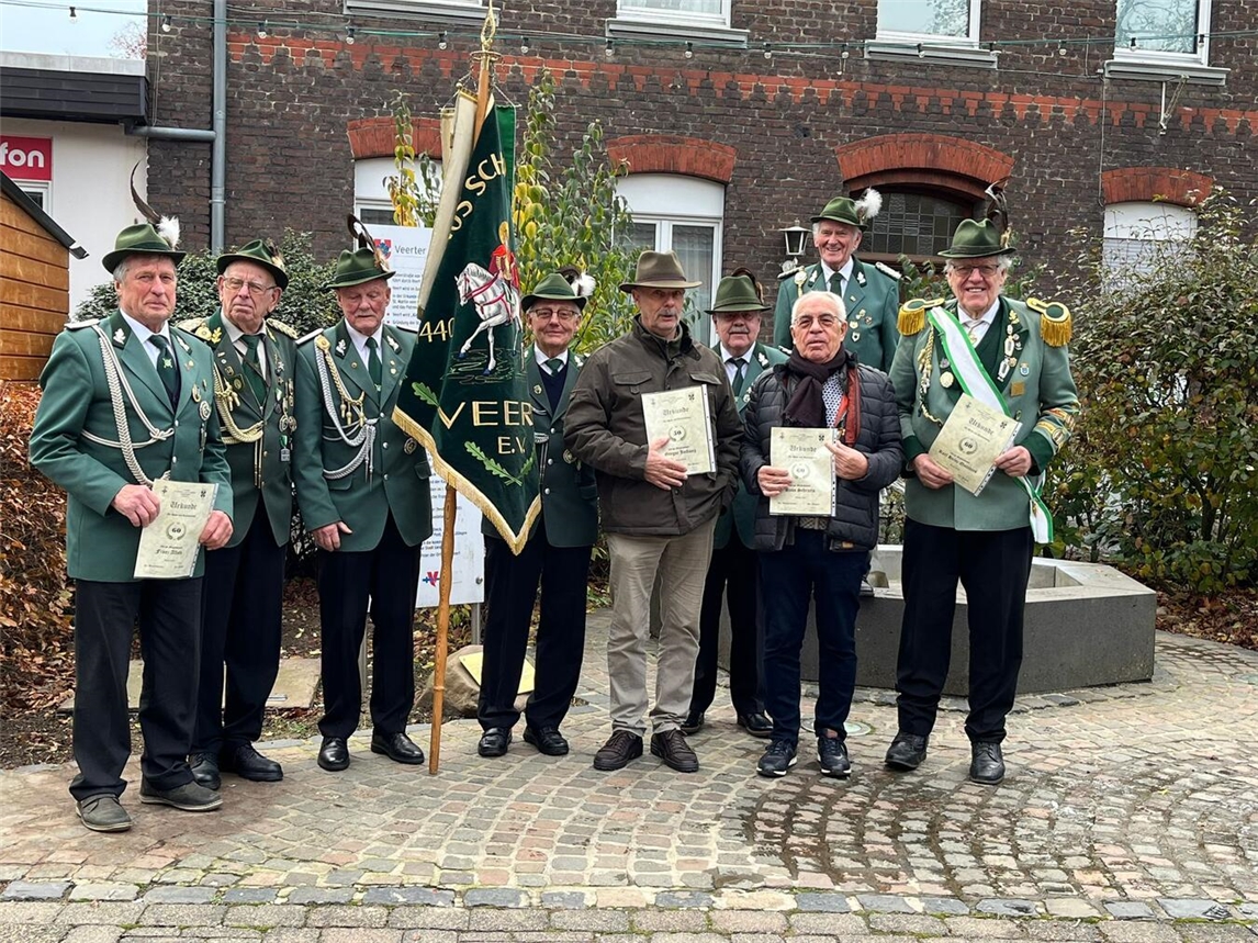 Zum Abschluss stellten sich die Jubilare am Martinsbrunnen zum Erinnerungsfoto auf. Foto: privat