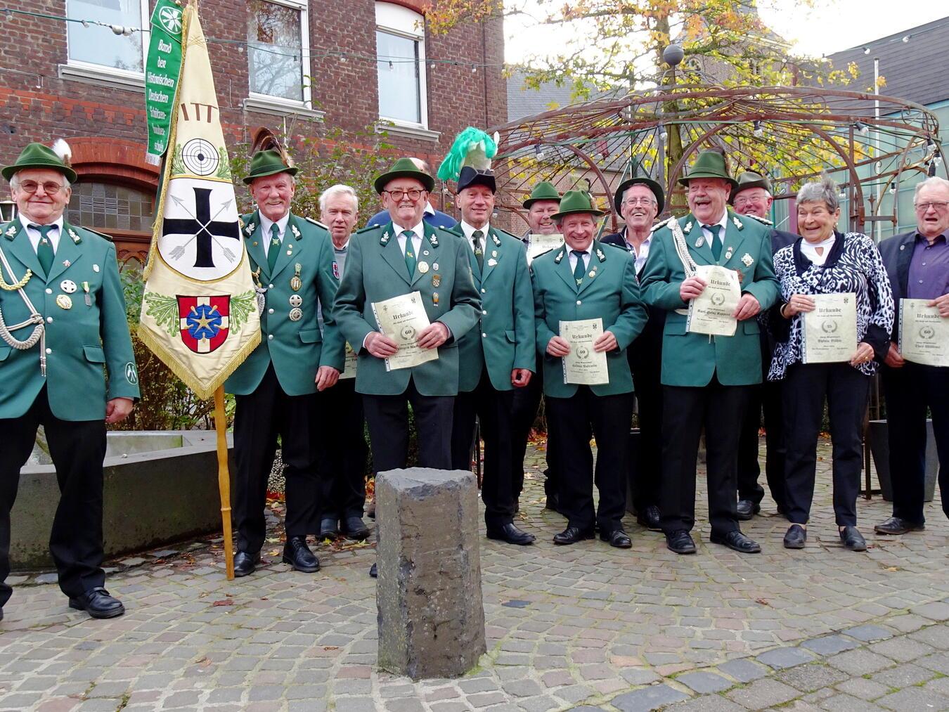 Zum Abschluss wurde ein Foto mit den Jubilaren neben dem Martinsbrunnen erstellt. Foto: privat