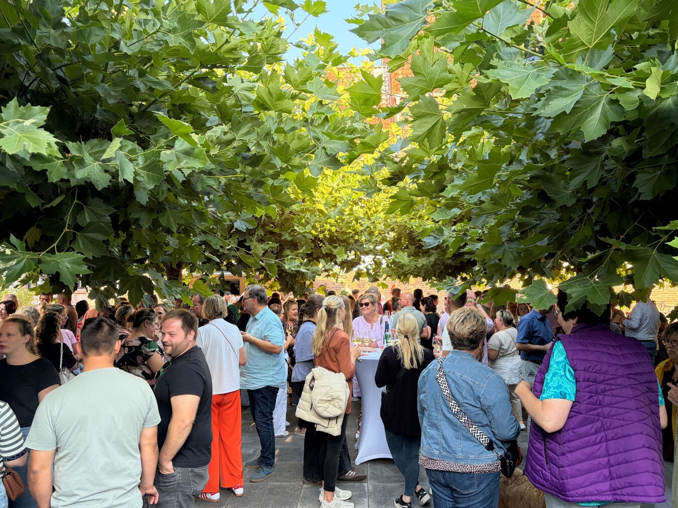 "Menschenmenge auf dem Museumsplatz Kranenburg bei After-Work-Event"