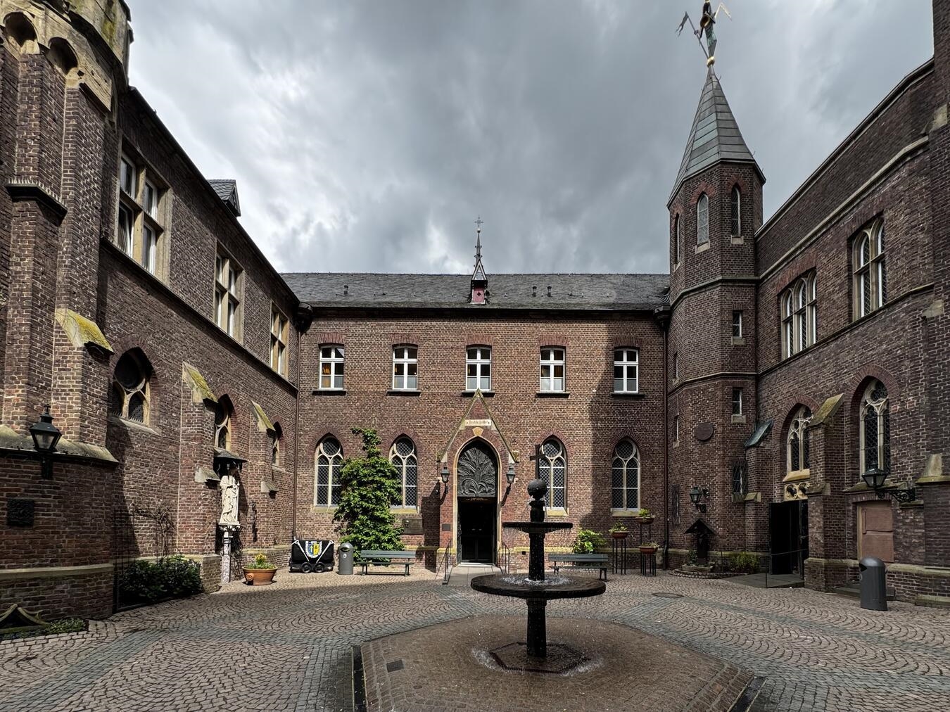 "Begrüßung der Reiseteilnehmer vor der Beichtkapelle im Priesterhaus, Reiseauftakt."
