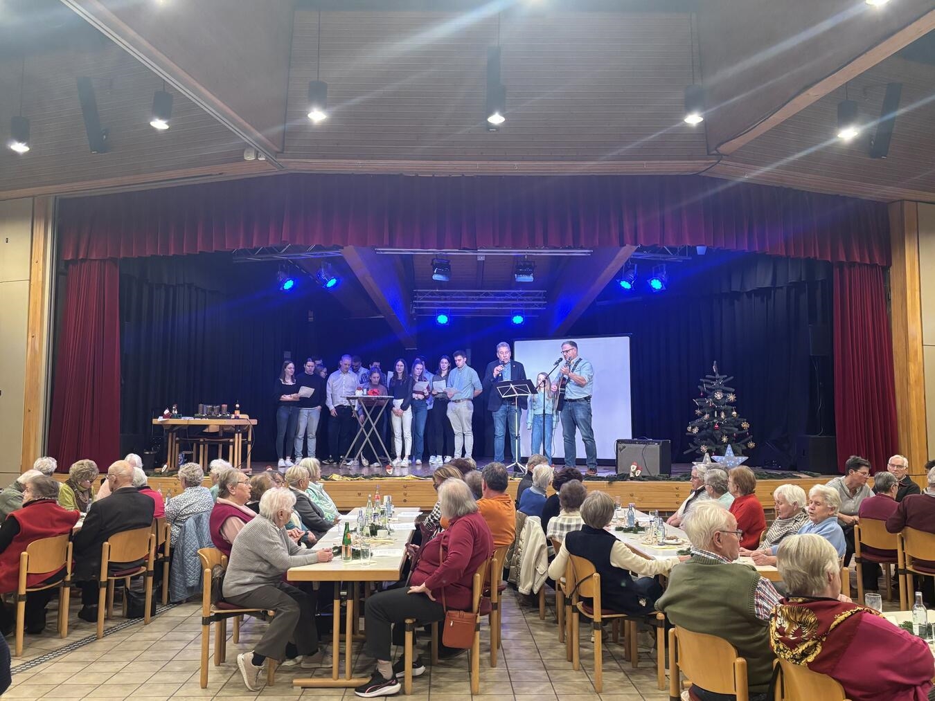 Zum Ausklang des Nachmittags spielten Matthias Broeckmann und Andre Gesthuysen auf der Gitarre altbekannte Lieder. Foto: KLJB