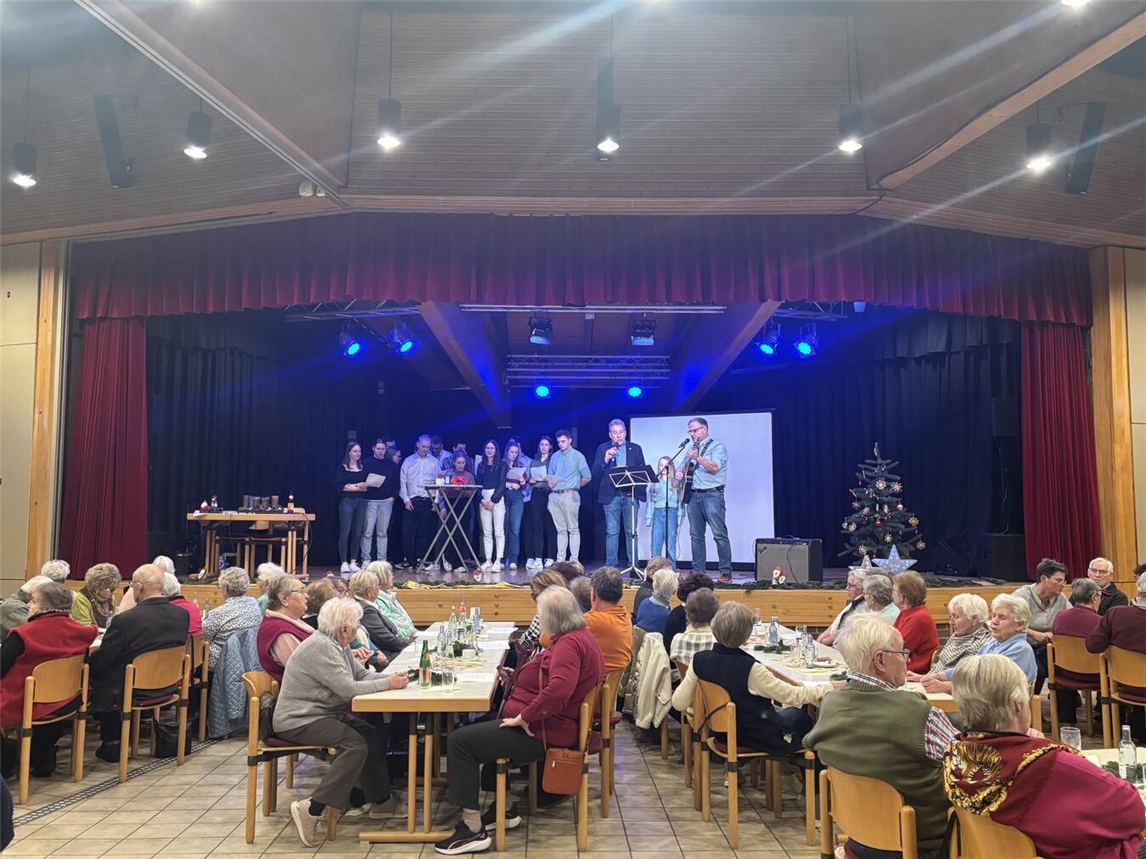Zum Ausklang des Nachmittags spielten Matthias Broeckmann und Andre Gesthuysen auf der Gitarre altbekannte Lieder. Foto: KLJB