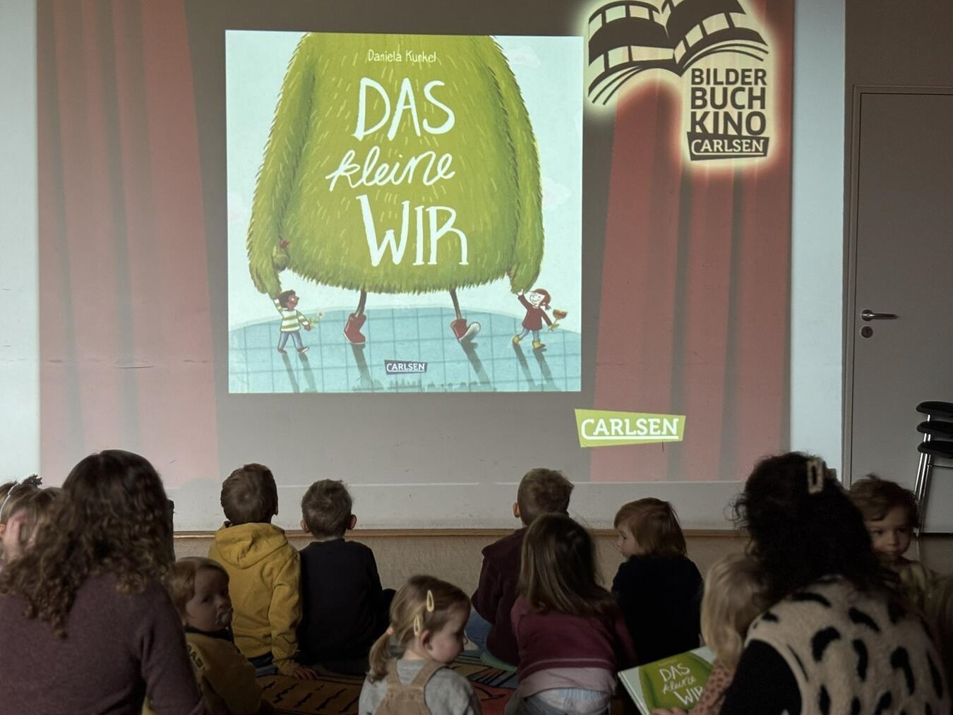 Zum Bilderbuchkino lädt die Bücherei wieder ein. Foto: privat