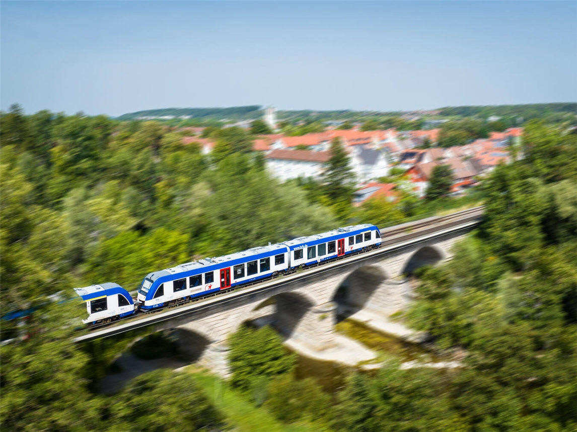 "Moderner LINT 41 Zug auf Gleisen bei Sonnenuntergang, fotografiert von Dietmar Denger"