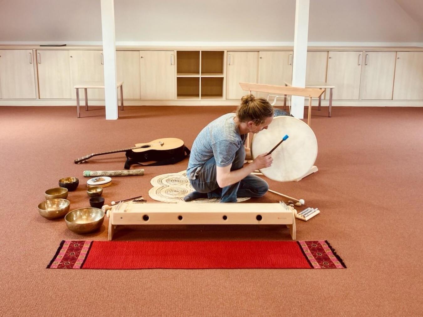 Zum Einsatz kommen Klangschalen, Monochord, Gong und Rahmentrommeln. Foto: Daniel Wouters