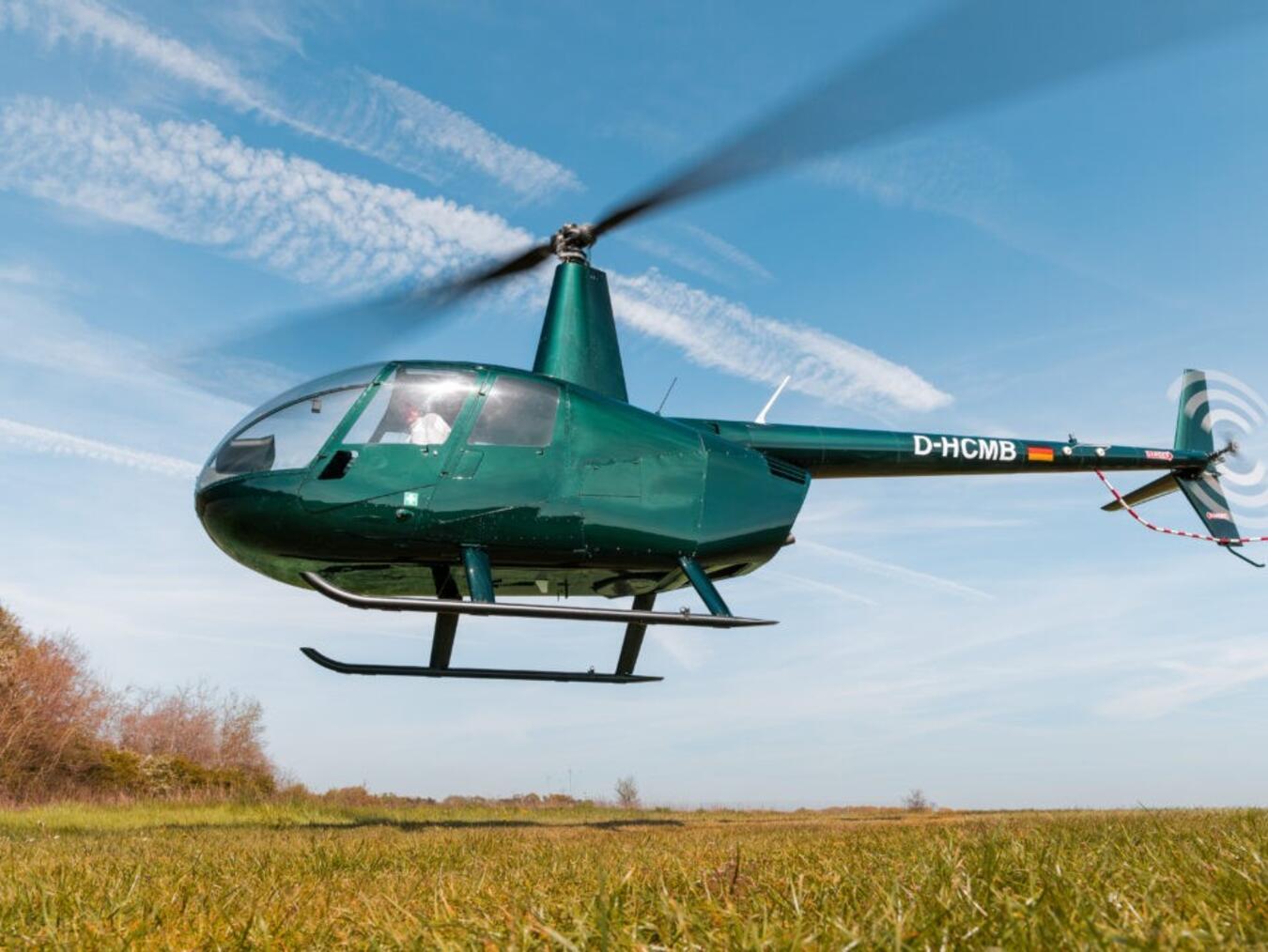 Zum Elfmeter Turnier werden auch Hubschrauber-Rundflüge angeboten. Foto: privat