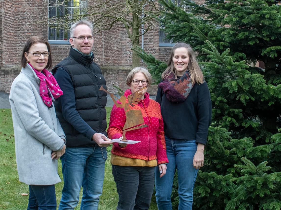 Zum Ende des Advents beim kleinen Weihnachtszauber unterm Geusendaniel Begegnung genießen – dazu lädt die Evangelische Kirchengemeinde Goch am Samstag. 21. Dezember, in den Gemeindegarten hinter dem M4 ein (im Bild v.l.: Tina Swietlik, Küster Andreas van Cuyck, Pfarrerin Rahel Schaller und Pop-Kantorin Anne Hartmann). NN-Foto: Gerhard Seybert