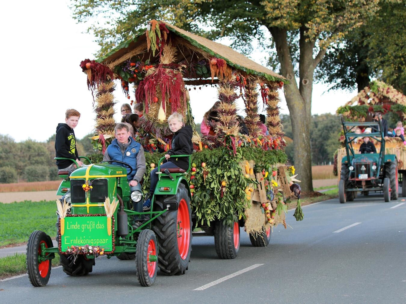Hommersum: Kirmes und 80 Jahre Erntedankfest Erntedankfest Umzug mit geschmückten Festwagen im Dorf