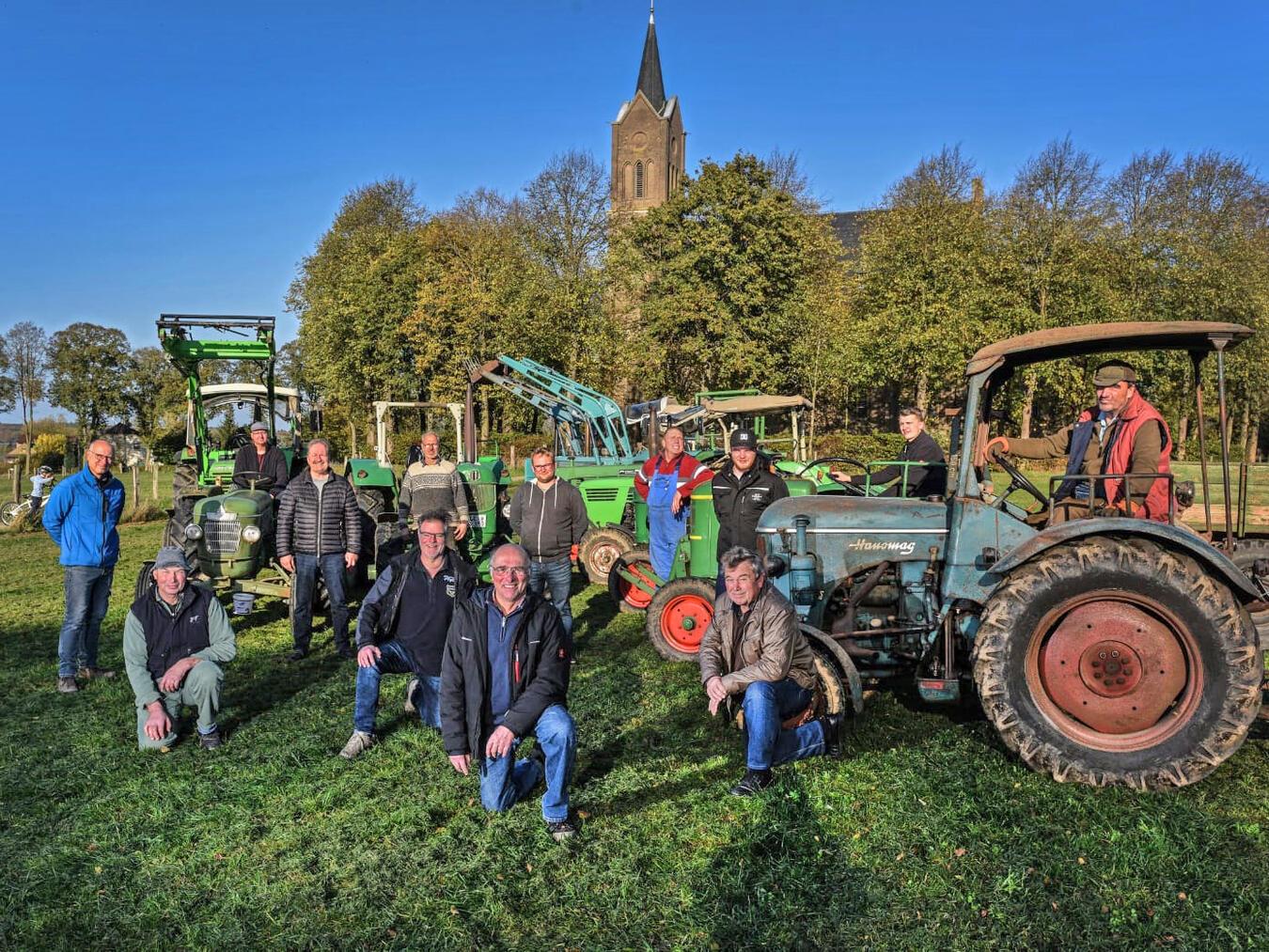 Erstes Treckertreffen in Louisendorf Zum ersten Mal führt der Verein ein Treckertreffen auf den Wiesen der Elisabethkirche in Louisendorf durch. Landmaschinenfreunde Louisendorf