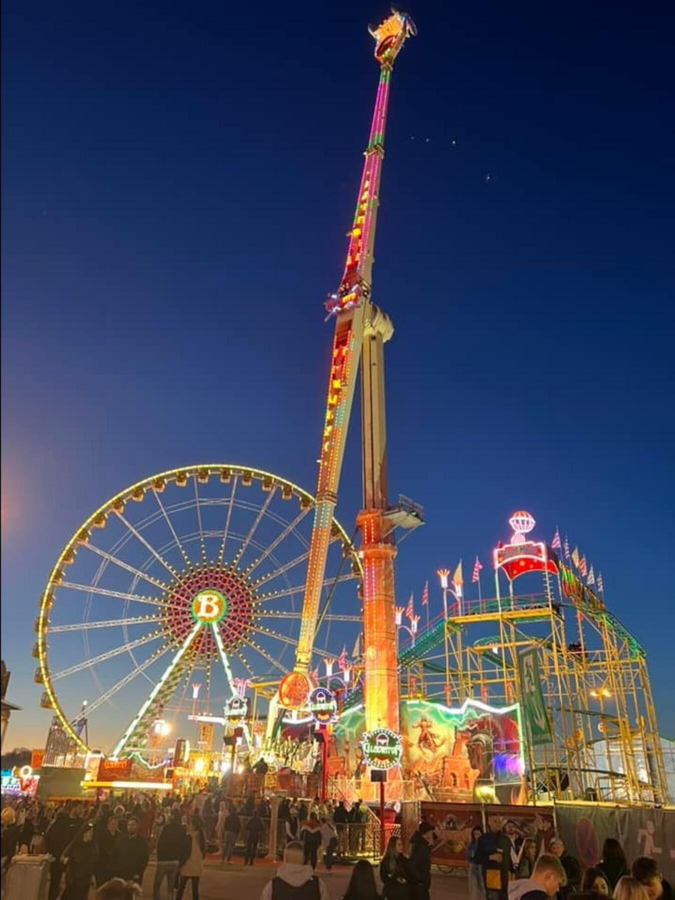 Großeinsatz für die Kirmes: Aufbau läuft auf Hochtouren "Gladiator in Geldern, historisches Event, erster Auftritt, antike Rüstung, Kampfkunst"