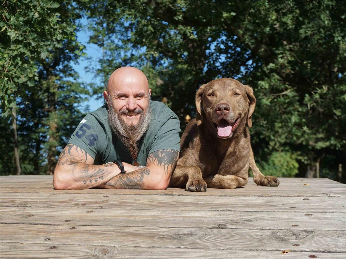 Zum ersten Mal wird das Stadttheater Emmerich tierisch Wild mit Holger Schüler und seiner Hundeshow.Foto: Frank-Serr-Showservice