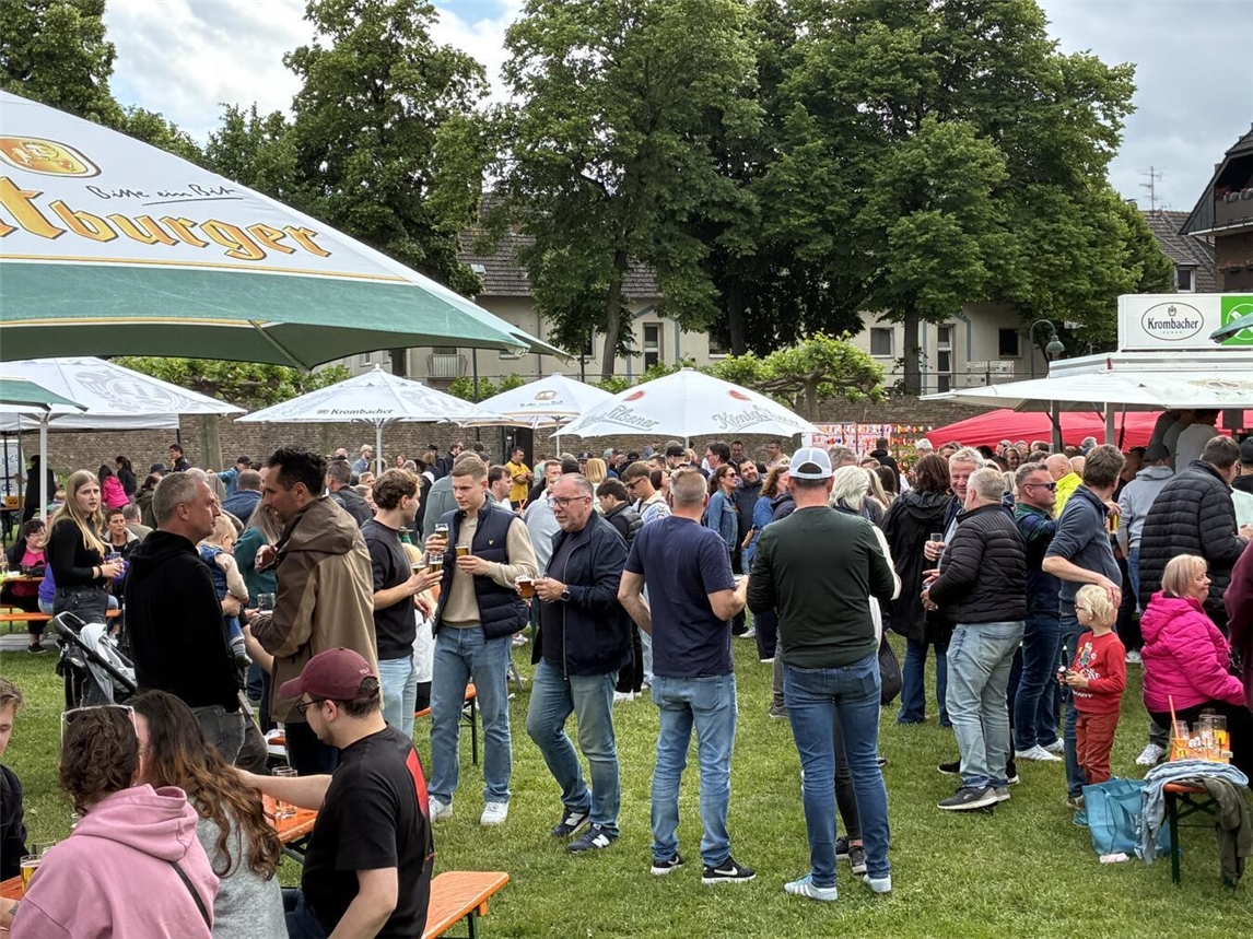 "Vatertagsparty der Bürgerschützen Rees im Skulpturenpark, fröhliche Feier im Freien, Gemeinschaftsevent"