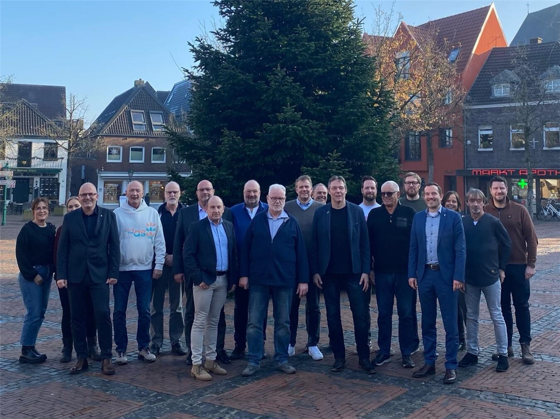 Zum Jubiläum und Abschied ein gemeinsames Foto: Ute Heußen, Lena Gerling, Christian Hinkelmann, Rolf Stöcker, Peter Jakubczyk, Michael Smits, Uwe Marksteiner, Rainer Schmitz, Ludger Thesing, Dirk Sieben, Thomas Linßen, Michael Kohle, Christoph Lentzen, Ralf Wefers, Michael Artz, Bürgermeister Bernd Kuse, Sandra Geister, Matthias Peun und Steffen Feltens. Foto: Stadt Straelen 