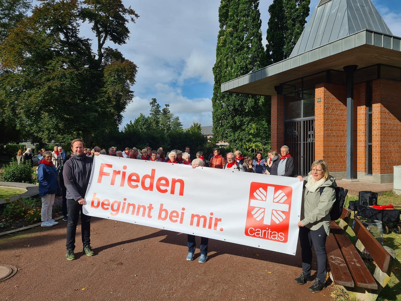 Zum Nachmittagsangebot der Wallfahrtsteilnehmer gehörte ein gemeinsamer Kreuzweg im Marienpark. Foto: Gerhard Seybert