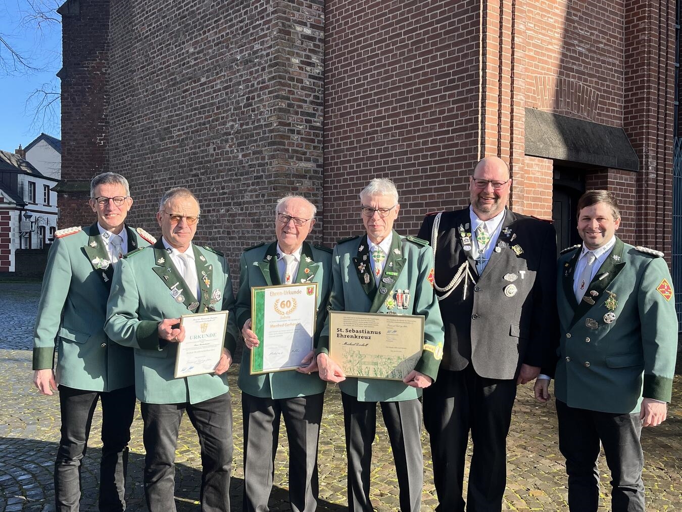Zum Patronatsfest wurden drei langjährige Mitglieder der Gilde geehrt: Manfred Gerhards für seine 60-jährige Treue zum Verein, Theo Boetselaars mit dem Hohen Bruderschaftsorden für seinen stetigen Einsatz bei allen organisatorischen Angelegenheiten und Michael Zocholl mit dem St. Sebastianus Ehrenkreuz für seine außerordentliche Leistung im Schießsport in den vergangenen 30 Jahren. Das Foto zeigt (v. l. n. r.) Markus Boetselaars, Theo Boetselaars, Manfred Gerhards, Michael Zocholl, Jürgen Kisters und Lukas Boetselaars.