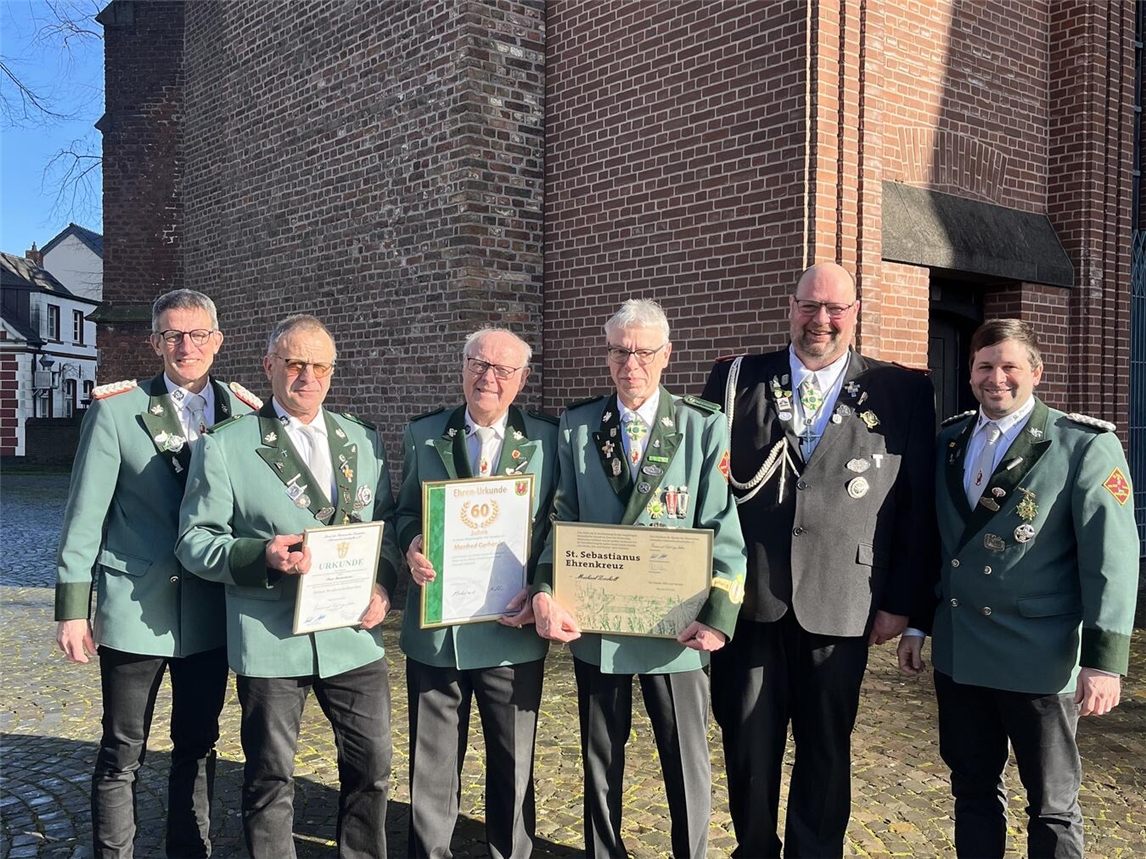 Zum Patronatsfest wurden drei langjährige Mitglieder der Gilde geehrt: Manfred Gerhards für seine 60-jährige Treue zum Verein, Theo Boetselaars mit dem Hohen Bruderschaftsorden für seinen stetigen Einsatz bei allen organisatorischen Angelegenheiten und Michael Zocholl mit dem St. Sebastianus Ehrenkreuz für seine außerordentliche Leistung im Schießsport in den vergangenen 30 Jahren. Das Foto zeigt (v. l. n. r.) Markus Boetselaars, Theo Boetselaars, Manfred Gerhards, Michael Zocholl, Jürgen Kisters und Lukas Boetselaars.