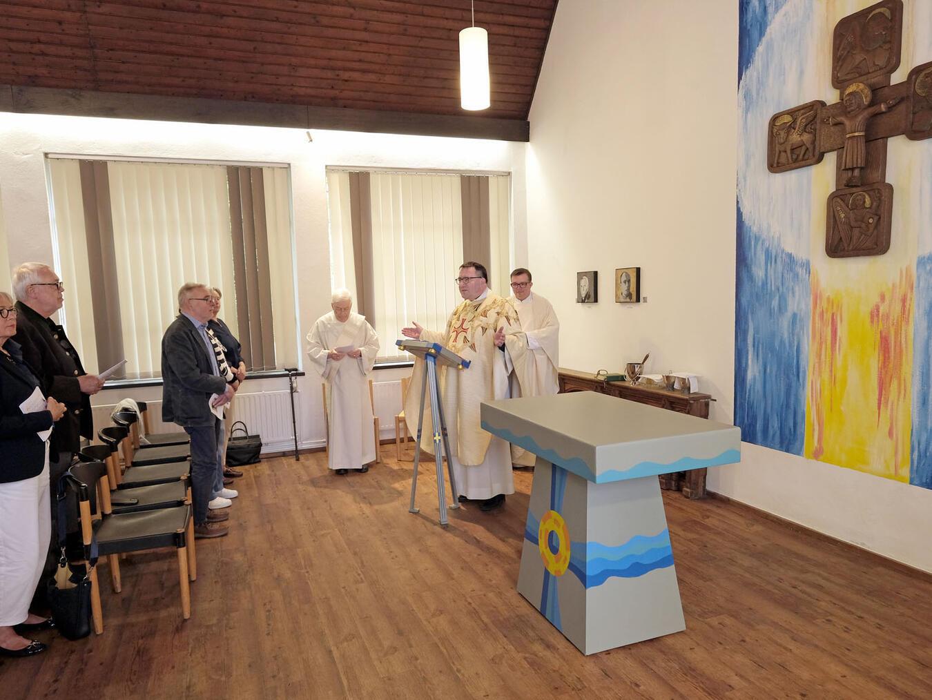 Zum Pfingstfest wurde die erhielt die Kapelle am Wolfberg im Rahmen eines Gottesdienstes den Namen Karl-Leisner-Kapelle. Die Gestaötung des Altars und der Stirnwand übernahm Dirk Willemsen.NN-Foto: Rüdiger Dehnen