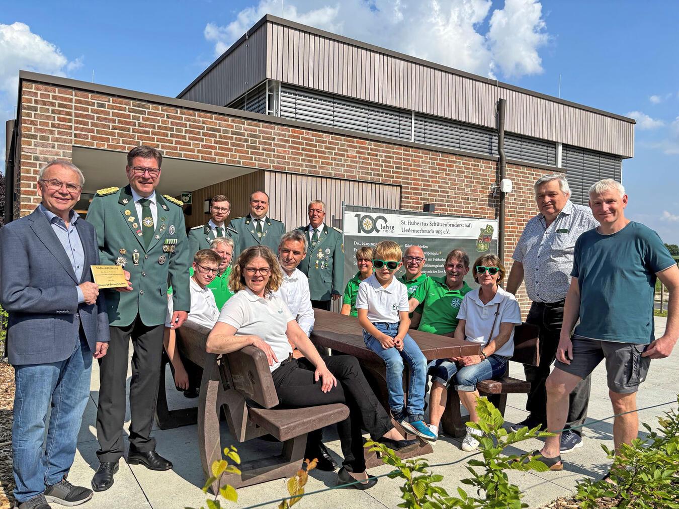 Ein Jahrhundert Gemeinschaft Zum runden Geburtstag gab es Geschenke: Der Heimat- und Verkehrsverein Uedem übergab eine Sitzgruppe, die nun vor dem neuen Dorfgemeinschaftshaus steht (Bild), die Bürgerstiftung Uedem überreichte eine Förderung (Bild) und das Königspaar 2023/2024 Pascal I. & Ann Kathrin I. Keusen nebst Thron stiftete einen Fahnenschrank, in dem die 60 Jahre alte Fahne nun ihren Platz im Dorfgemeinschaftshaus findet. Die Schützenbruderschaft bedankt sich bei allen Unterstützern. NN-Foto: CDS