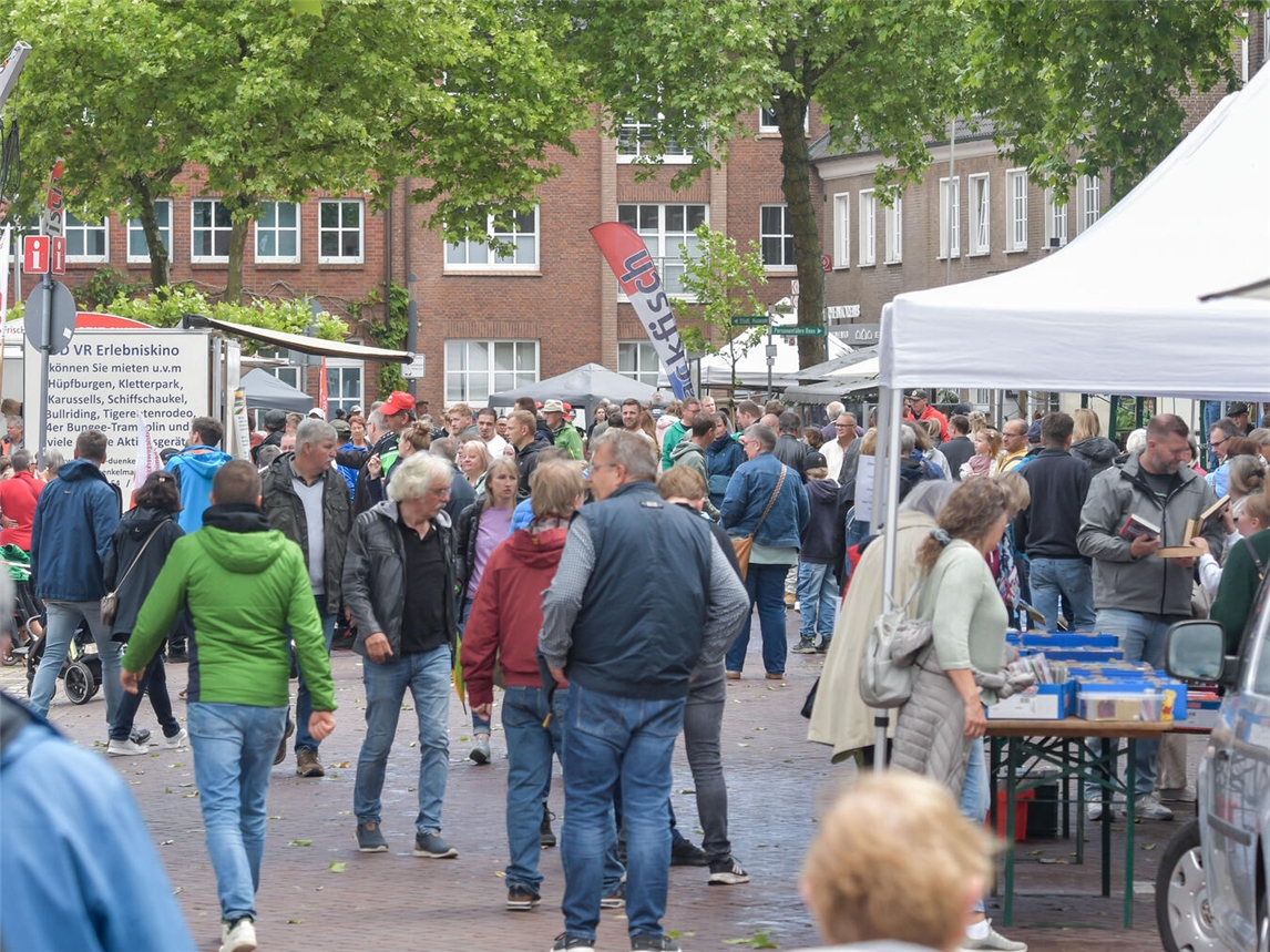 Besucher beim Stadtfest in Rees am 31. Mai, fröhliche Menschenmenge auf der Straße, Stadtfest Rees 2023.