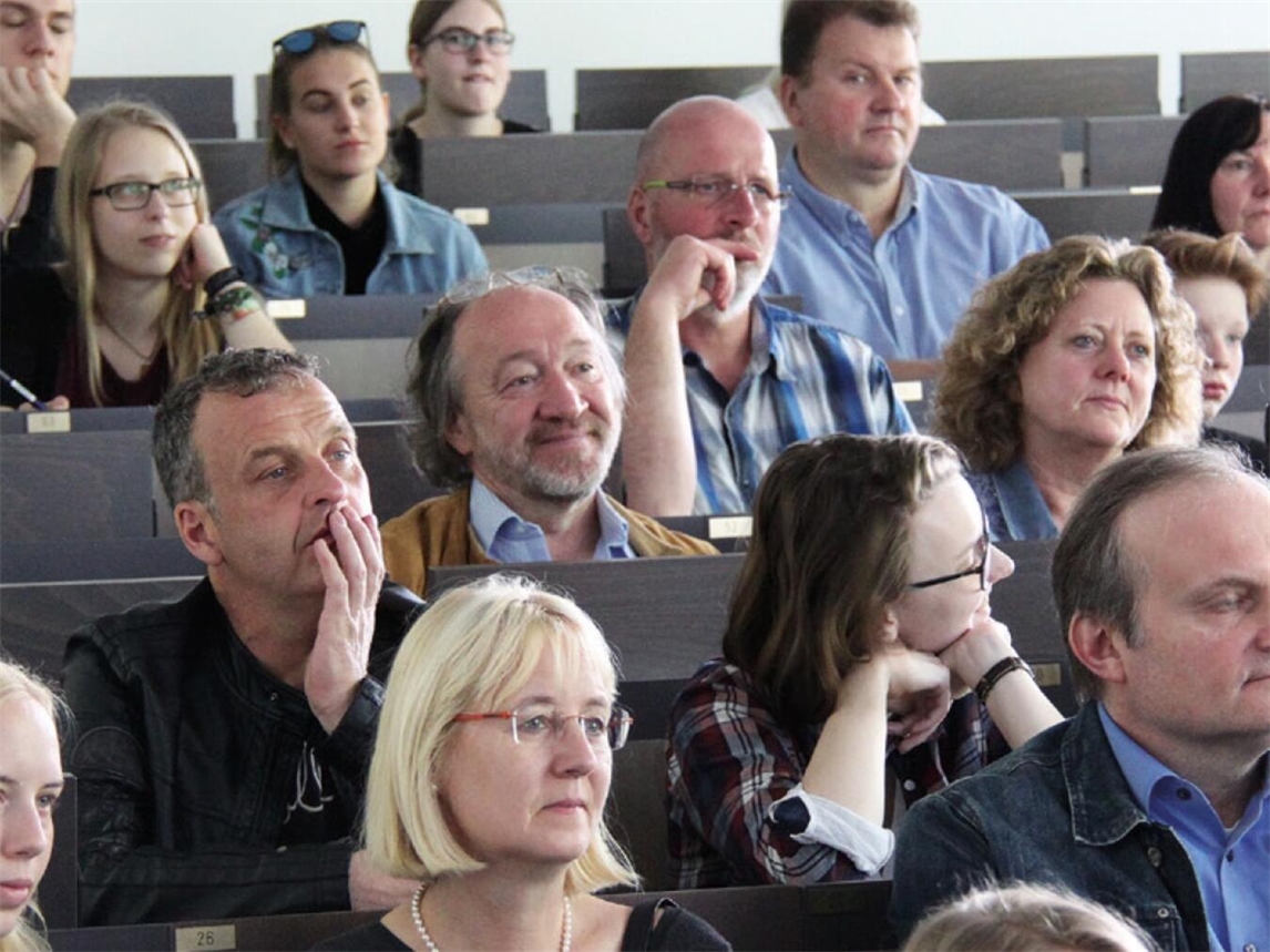 Alt-Tag: "Interessierte Bürger als Gasthörer an der Hochschule Rhein-Waal im Wintersemester"