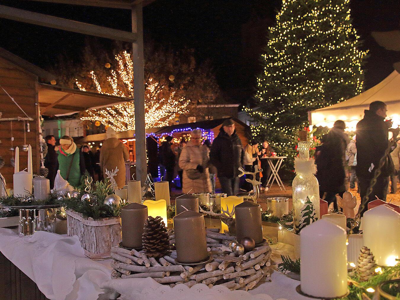 Zum Straelener Weihnachtsmarkt am ersten Adventswochende startet der Verein „Aus Straelen“ wieder sein großes Weihnachtsgewinnspiel „Straelende Gesichter“.NN-Foto: Archiv Leie