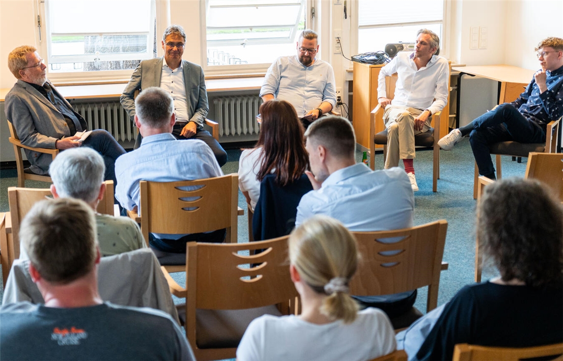 "Diskussion über Apothekenkrise in Kevelaer, lebendige Debatte, Teilnehmer im Gespräch"