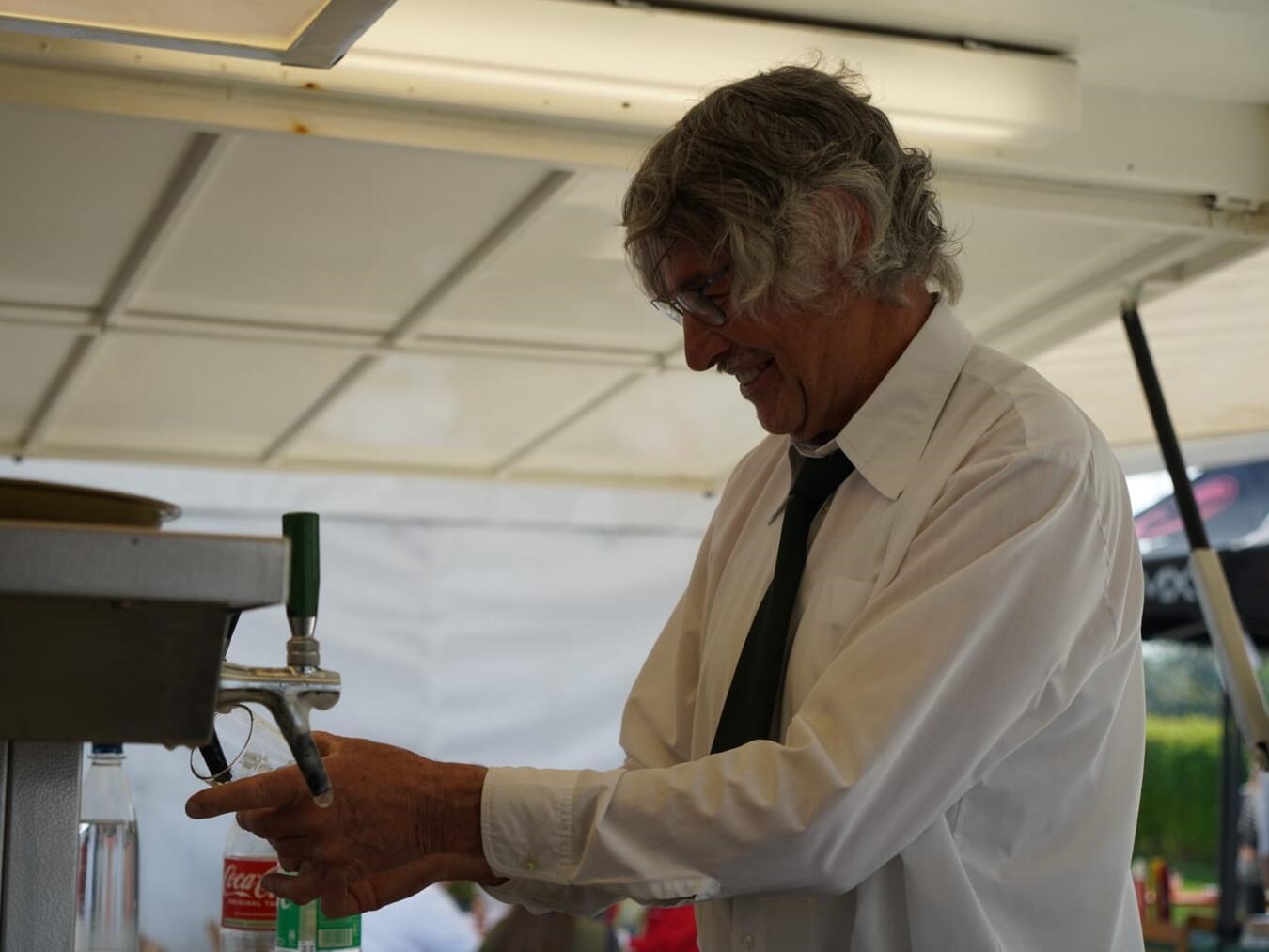 "Reges Treiben beim Vogelschießen in Achterhoeker Zeltstadt, Menschenmenge und Feststimmung, Foto von Gerhard Seybert"