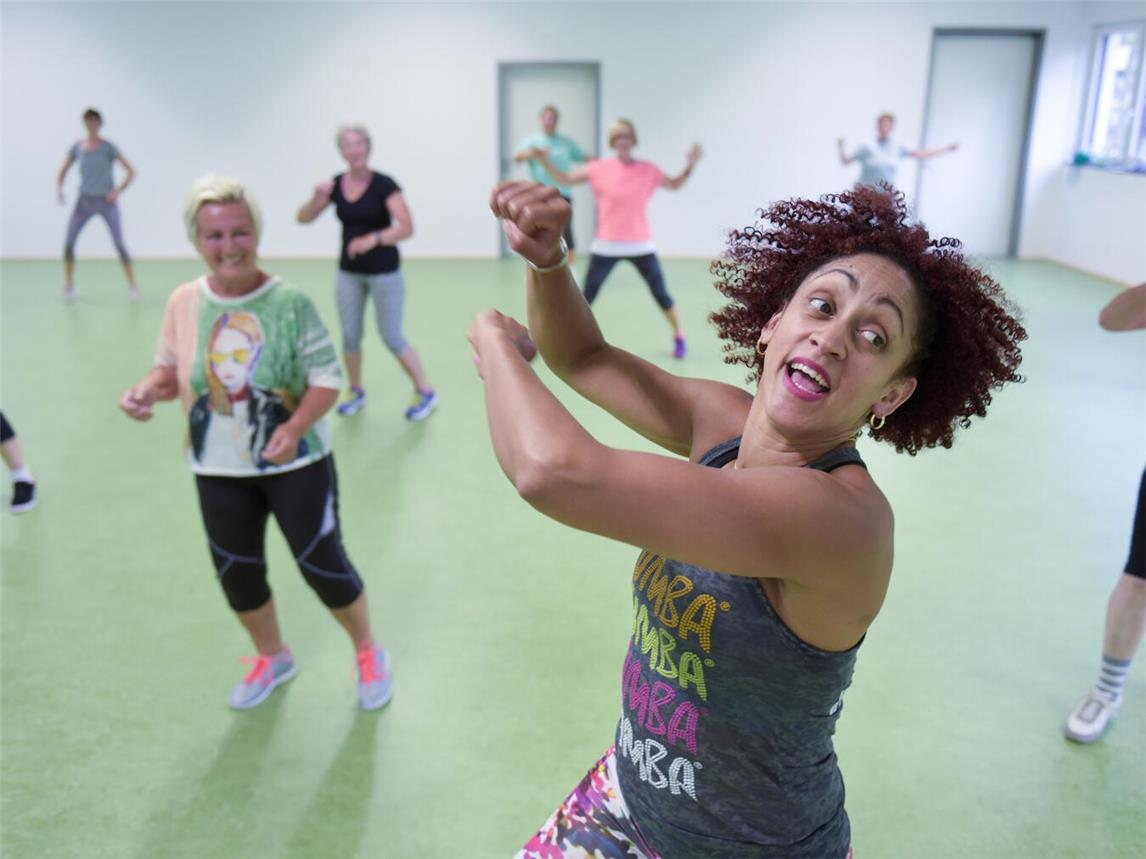 Zumba, Pilates, Kraft- und Ausdauertraining für den ganzen Körper; passende Kurse bietet das Sportbildungswerk Kleve wieder in den Sommerferien an. Foto: Sportbildungswerk Kleve