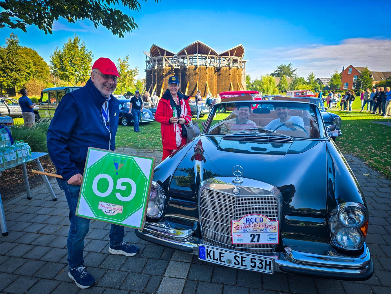 "Oldtimer bei der 11. Rotary Classic Car Rallye des Rotary-Club Kevelaer, über 60 klassische Autos auf der Straße"