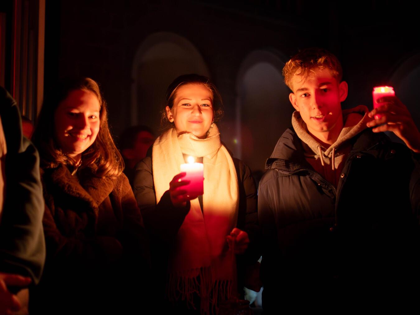 Zur Aussendungsfeier des Friedenslichtes waren viele Pfadfinder nach Xanten gekommen. Foto: Bischöfliche Pressestelle / Christian Breuer