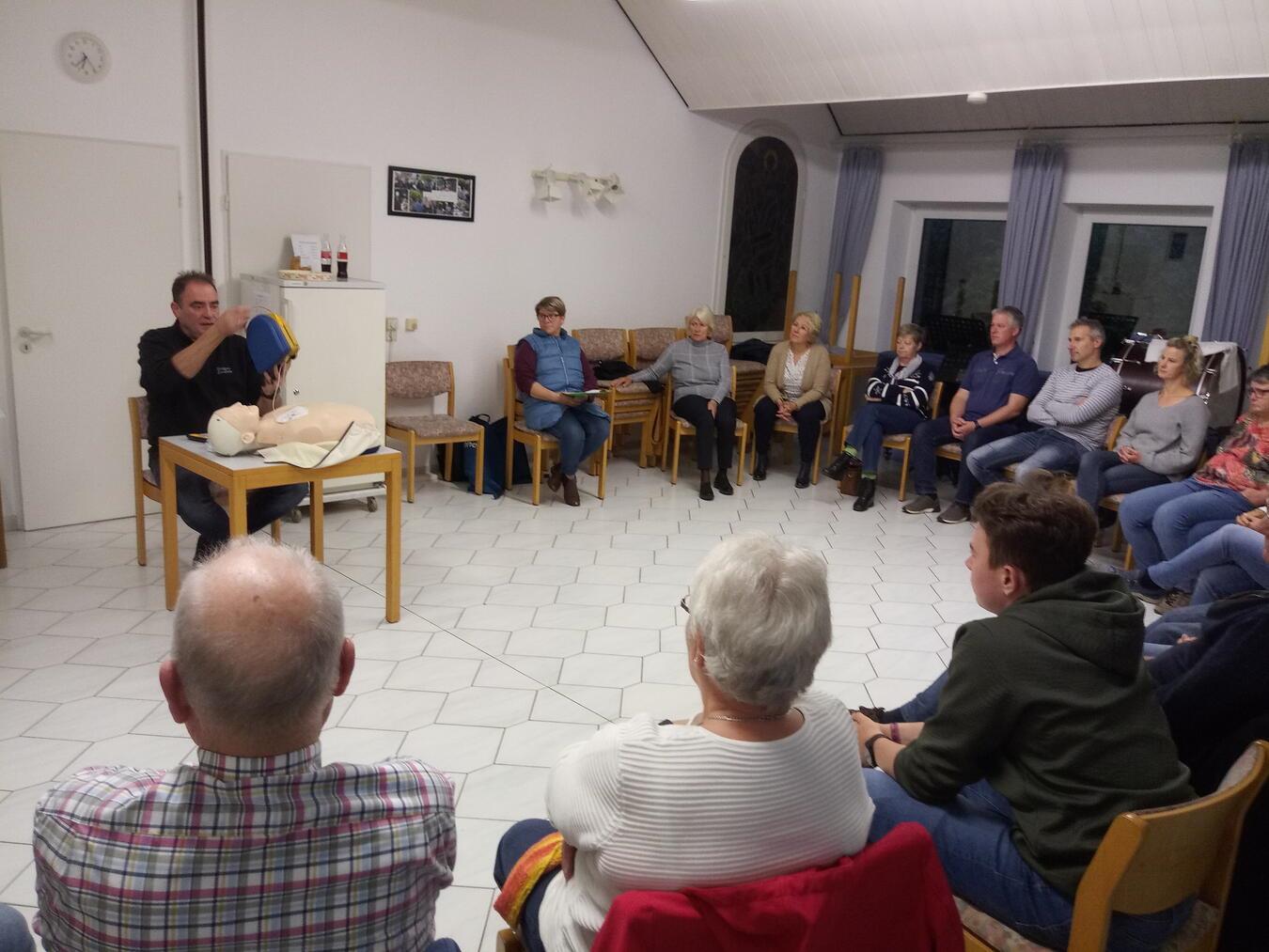 Zur Defi-Einweisung durch Holger Joosten kamen 22 Dorfbewohner ins Pfarrheim. Foto: privat