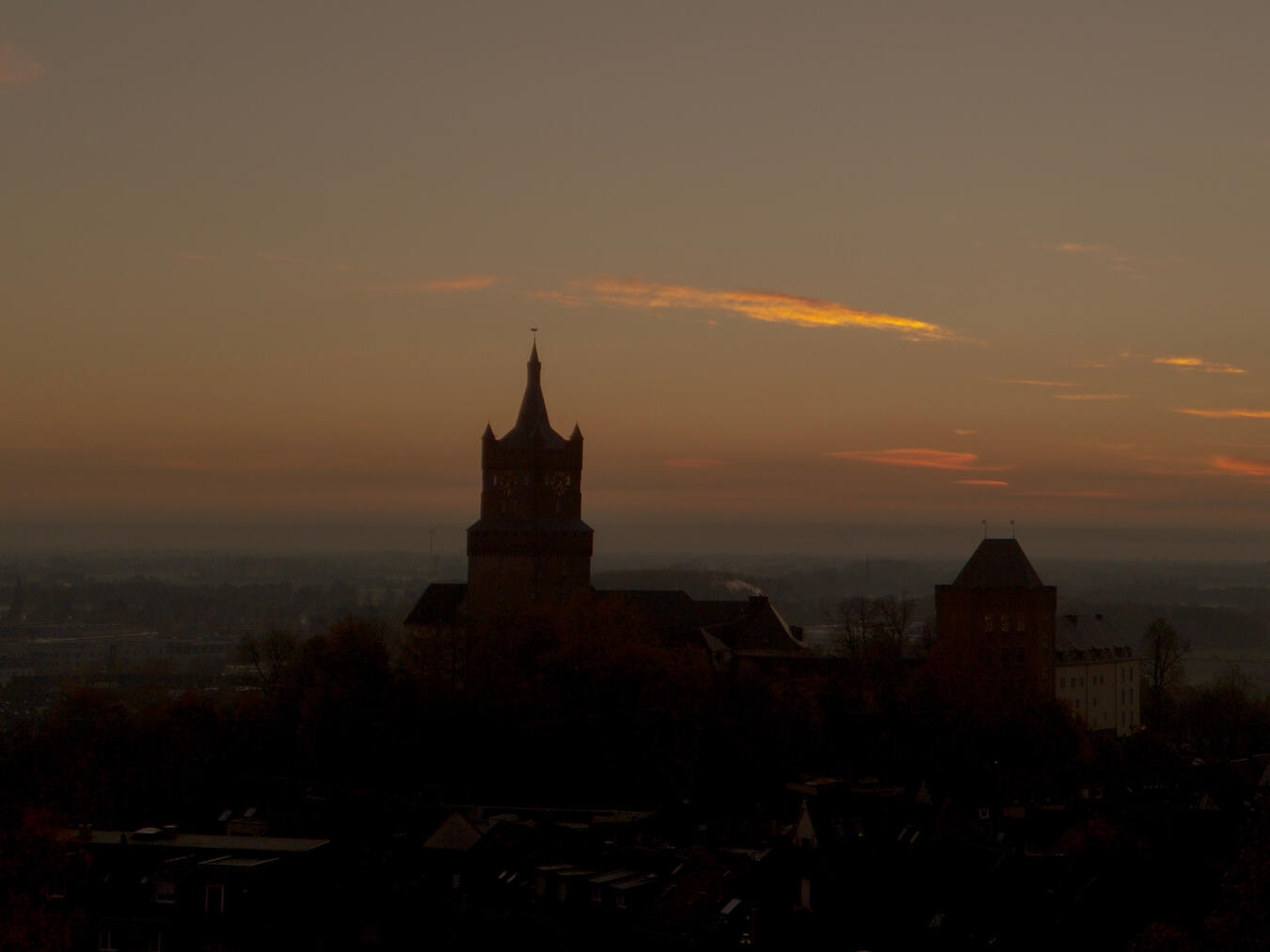 Zur Earth Hour bleibt auch die Schwanenburg wieder eine Stunde lang unbeleuchtet. Foto: Stadt Kleve