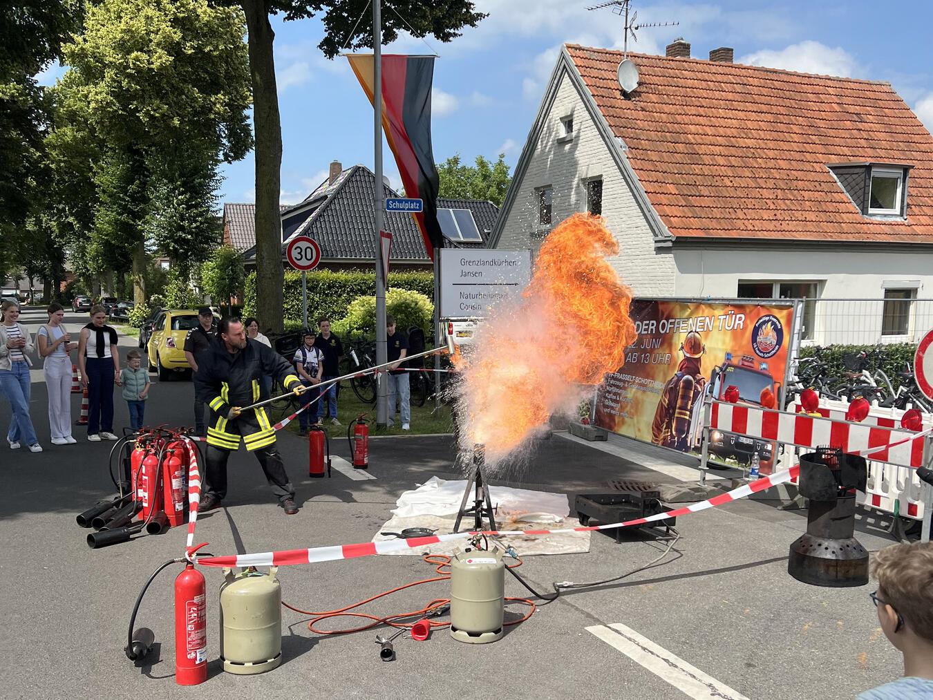 Zur Einweihung der neuen Fahrzeughalle lud die Löschgruppe Frasselt-Schottheide zu einem Tag der offenen Tür mit zahlreichen Vorführungen ein. Foto: privat