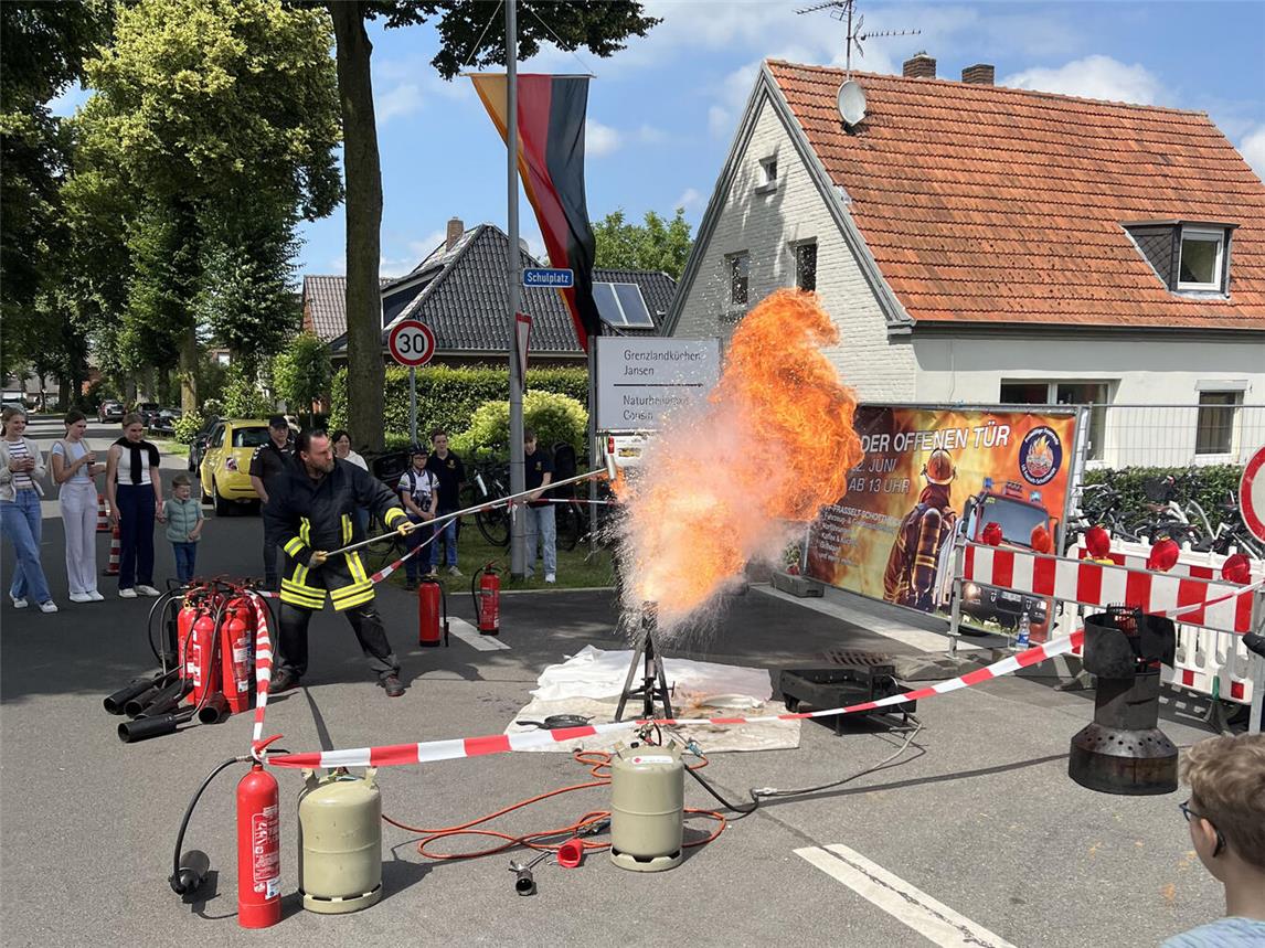 Zur Einweihung der neuen Fahrzeughalle lud die Löschgruppe Frasselt-Schottheide zu einem Tag der offenen Tür mit zahlreichen Vorführungen ein. Foto: privat