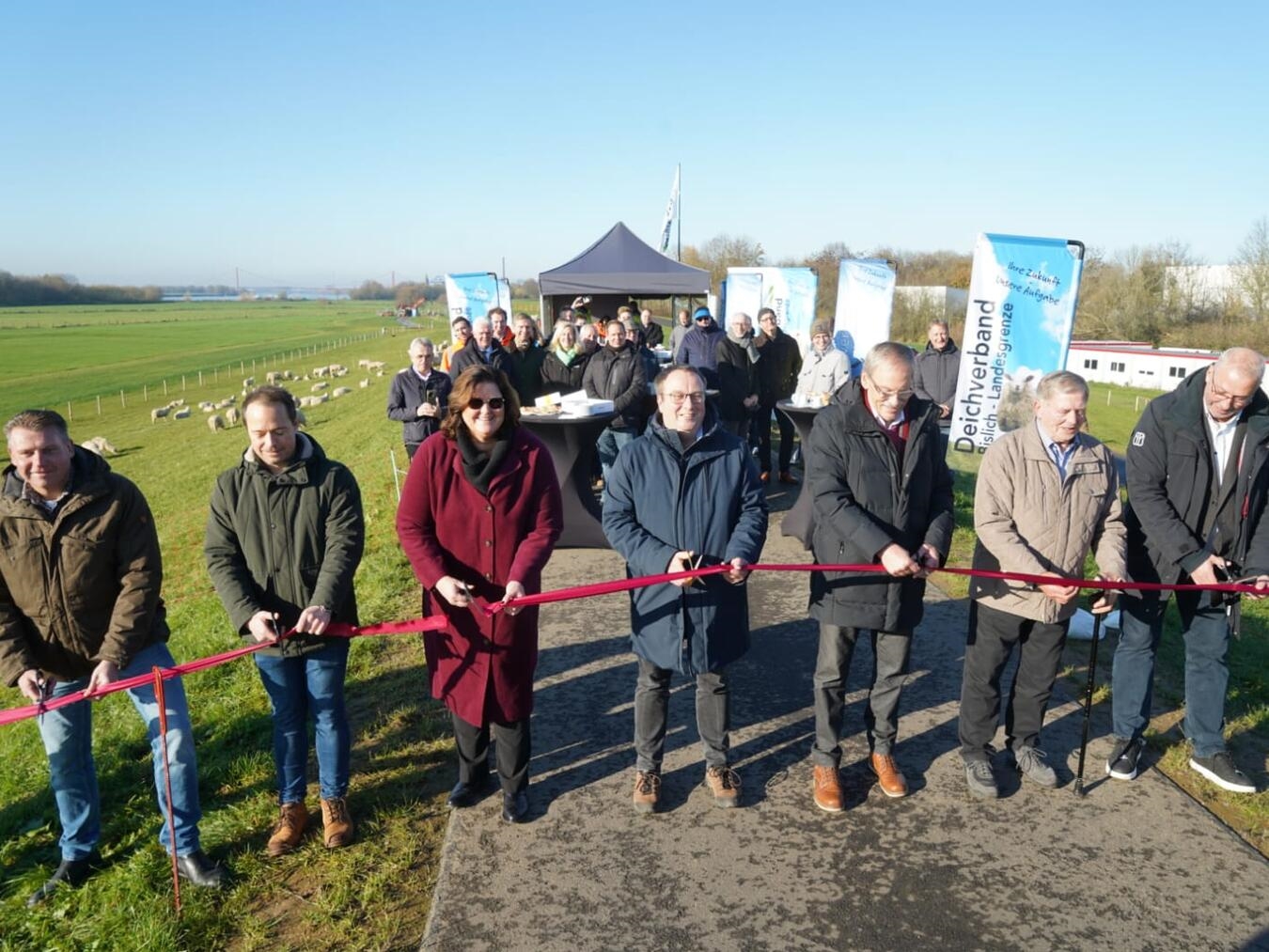 Zur Einweihung des Deichs nach der Sanierung kamen unter anderem Minister Oliver Krischer, Emmerichs Bürgermeisterin Claudia Lindlahr sowie Harry Schulz, Holger Friedrich und Vertreter der Baufirma MVO. NN-Foto: Gerhard Seybert