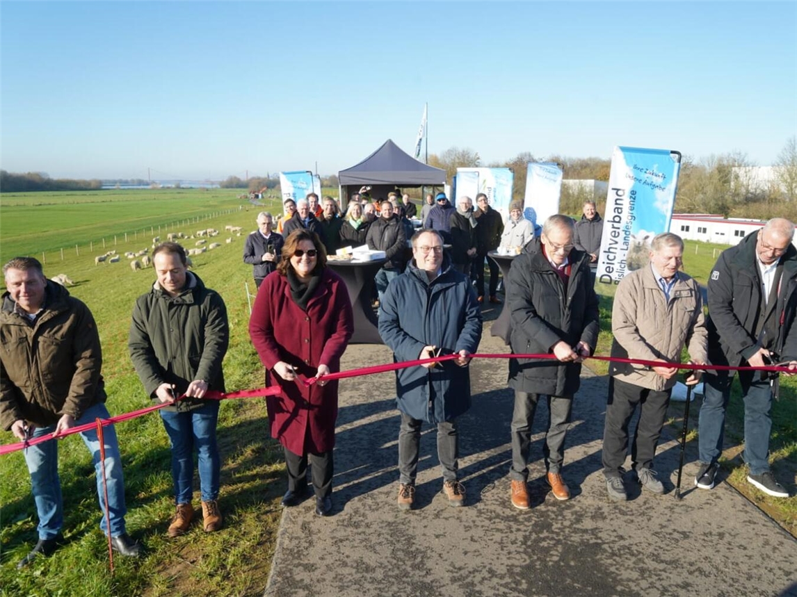 Zur Einweihung des Deichs nach der Sanierung kamen unter anderem Minister Oliver Krischer, Emmerichs Bürgermeisterin Claudia Lindlahr sowie Harry Schulz, Holger Friedrich und Vertreter der Baufirma MVO. NN-Foto: Gerhard Seybert
