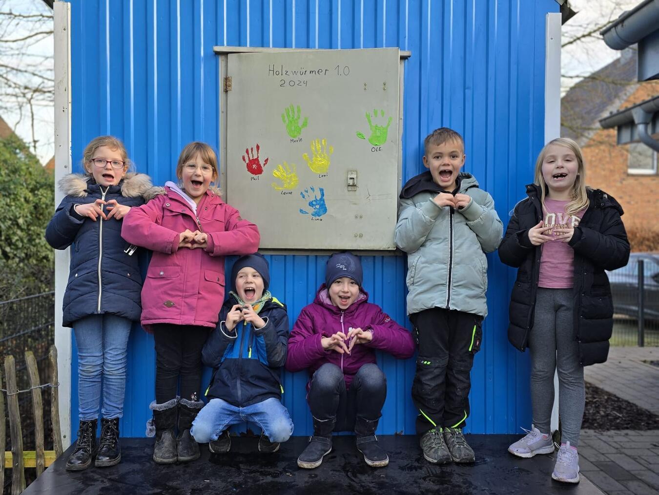 Zur Einweihung des neuen Bauwagens verewigten sich die Kinder auf der Fensterseite durch ihre Handabdrücke. Foto: Awo