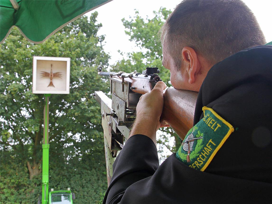 Zur Eröffnung des Vogelschießens gab Brudermeister Walter Kempkens den Ehrenschuss auf den Vogel ab.NN-Foto: Theo Leie