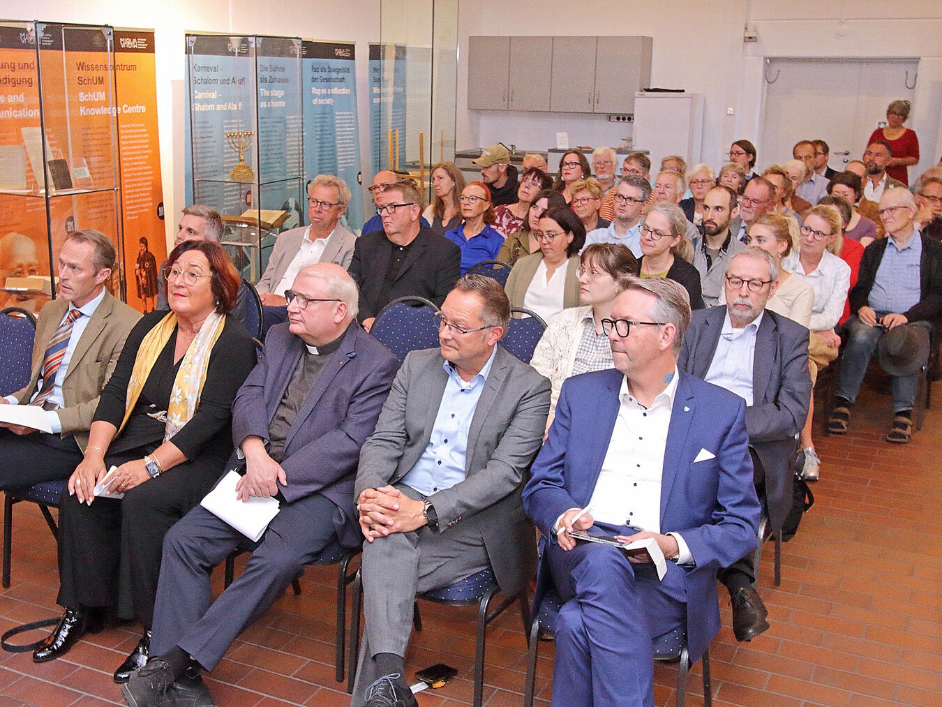 „1700 Jahre jüdisches Leben in Deutschland“: Ausstellung in Xanten als Mahnung vor wachsendem Antise Zur Eröffnung im Kriemhildsaal des SiegfriedMuseums erinnerten die Redner daran, dass jüdisches Leben in Deutschland mal Normalität war. NN-Fotos: Theo Leie