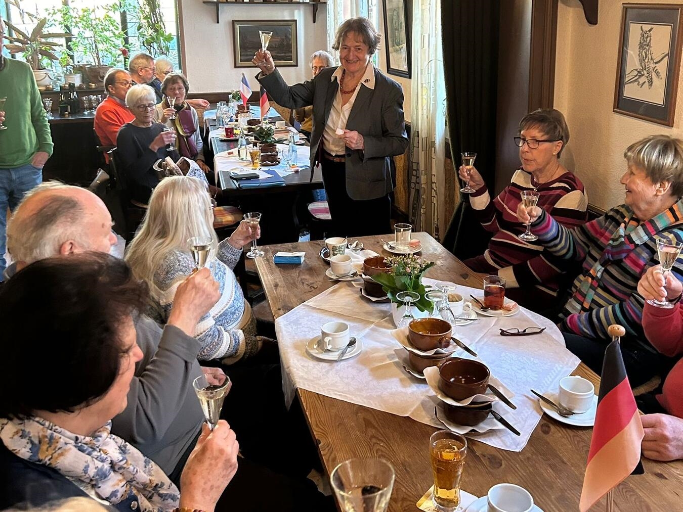 Zur Feier des Jubiläums wurde mit einem Gläschen Champagner angestoßen. Foto: GEB