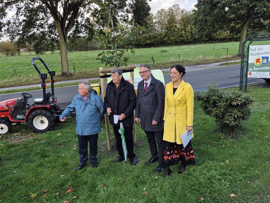 Zur Feier des Tages, pflanzte der Verein auch einen neuen Baum. (V.l): Ortsvorsteher Martin Brandts, vom Kreisverband Josef Jörissen, Bürgermeister Dr. Dominik Pichler und die stellvertretende Landrätin Paula Backhaus. Foto: Privat
