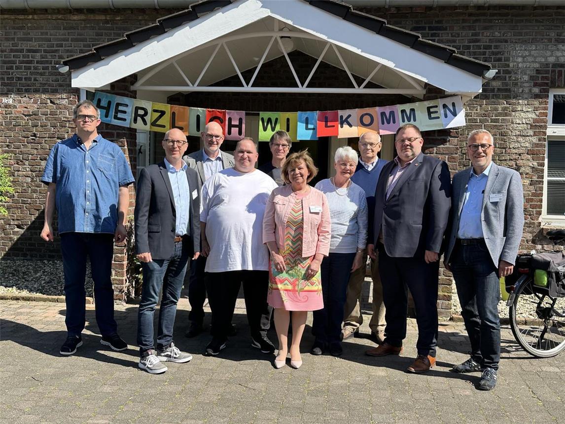 Zur feierlichen Eröffnung kam unter anderem der Lebenshilfe-Vorstand nach Kalkar. Foto: Lebenshilfe im Kreis Kleve