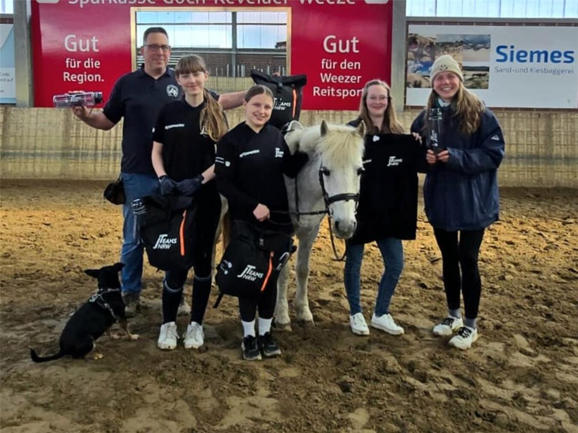 Zur Gründung der Gruppe gab es auch ein Starterpaket. (V.l.:) Marc Verch, Thelma Verch, Jasmin Adler, Madeleine Gerrits und Eva Greshake. Foto: privat