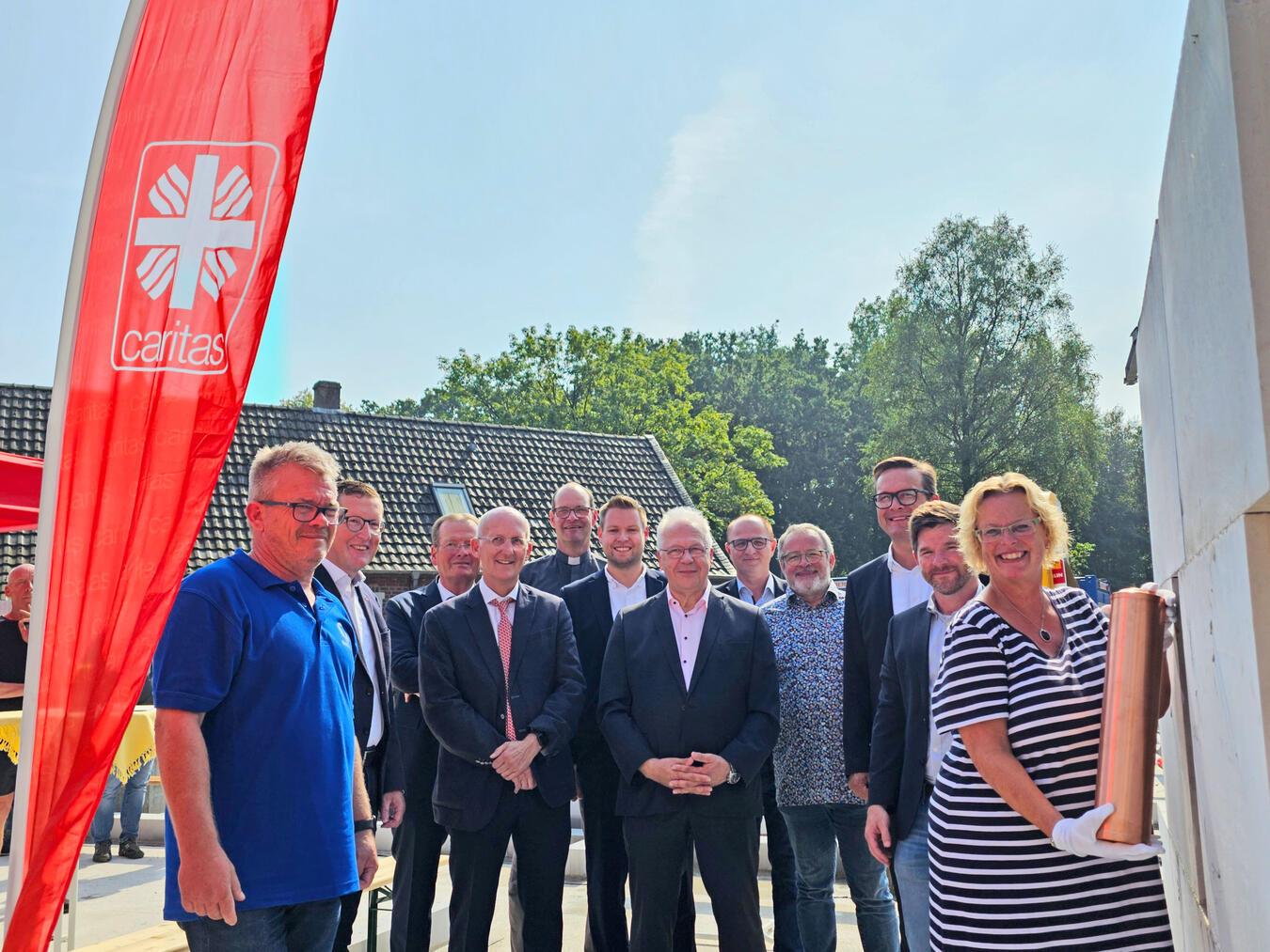 Feierliche Grundsteinlegung
für die Kita „Heidezwerge“ Zur Grundsteinlegung gehört traditionell auch eine Zeitkapsel. NN-Foto: Thomas Langer
