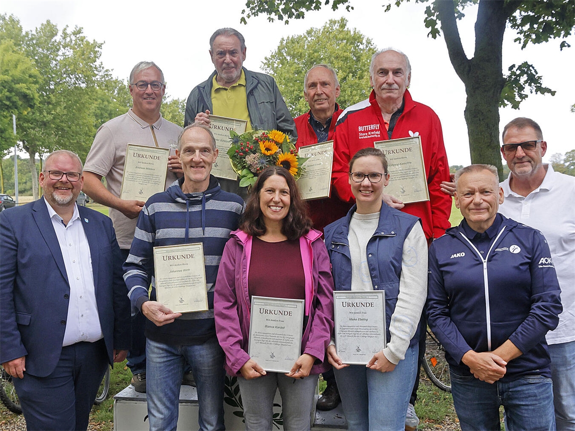 "Ehrung verdienter Ehrenamtler bei Jubiläumsfeier des GSV mit Gründungsmitglied und Bürgermeister"