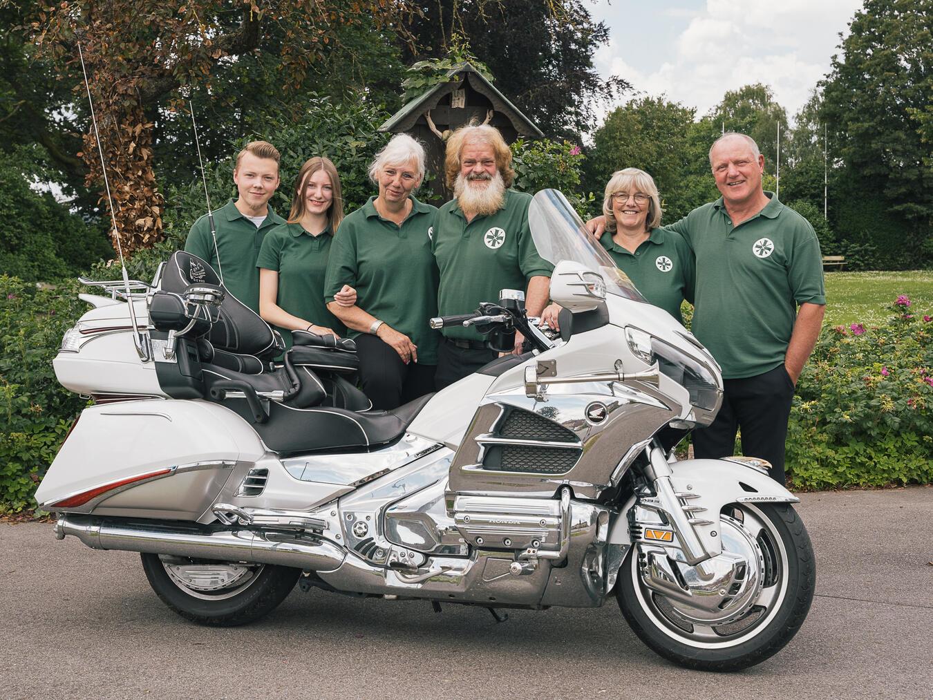 Zur Kirmes hat der König seine „Gold-Wing“ fein rausgeputzt: Schützenkönig der Marianischen Bruderschaft Vernum ist Hans-Josef (Yogi) Perau mit seiner Königin Silvia Janssen. Dem Königspaar stehen bei: Ministerin Kelly Janssen mit Jannik Brinkmann (links) sowie Minister Werner Krenz mit Ehefrau Anita.Fotos: privat